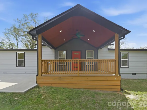 501 Friendship Dr, Matthews, NC 28105