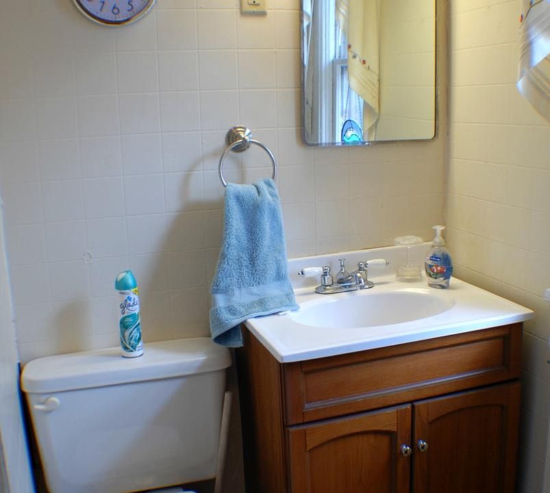 Bathroom / Toilet & Sink
