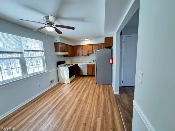 15C Hanover Sq #C, Middlesex, NJ 08846