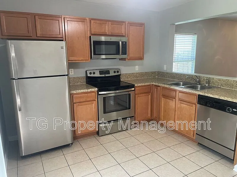 3 bed, 2.0 bath, 1091 sqft, $1,795 — Photo 4