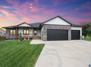 2820 E Daybreak Cir, Brandon, SD 57005