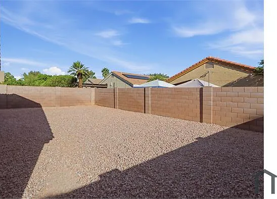 948 E Laredo St — Photo 32