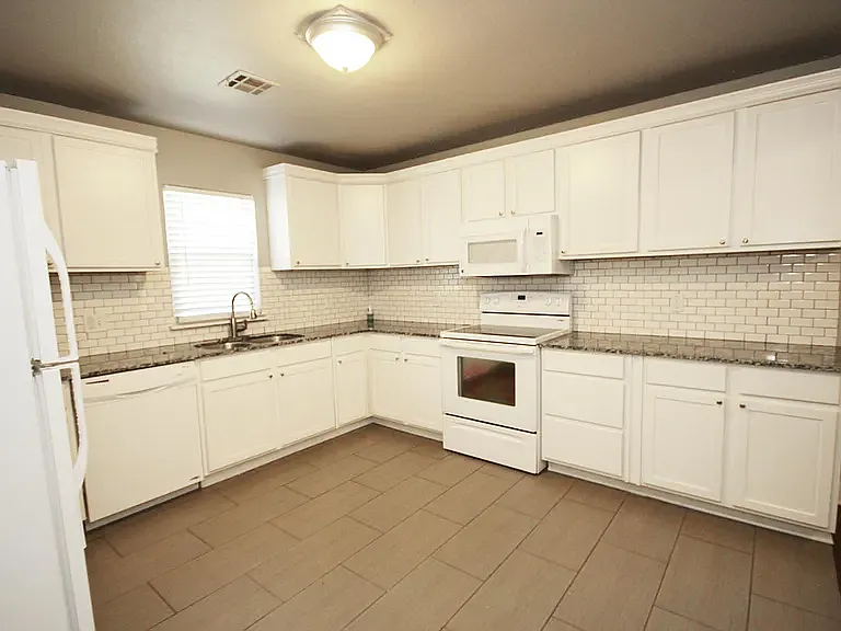 1205 W Brooks St — Photo 6