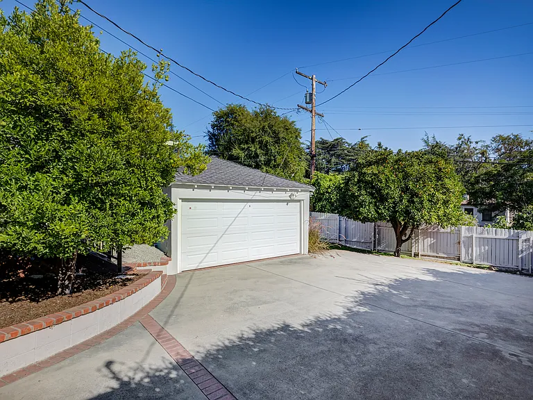 982 Athens St — Photo 40