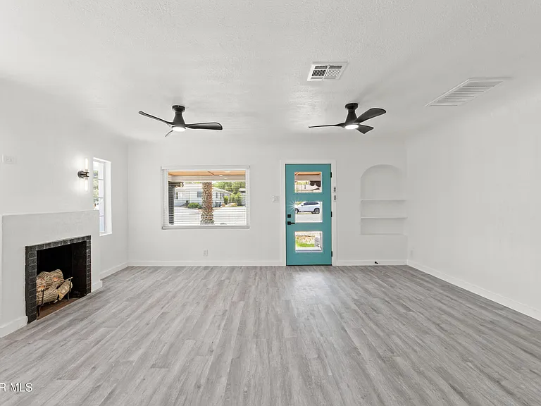 3221 N Stanton St — Photo 12