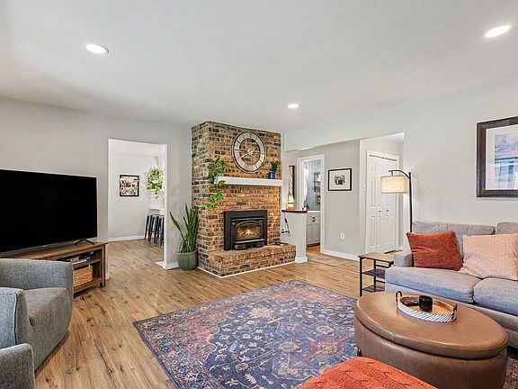 4th image of 16224 Pinewood Ave