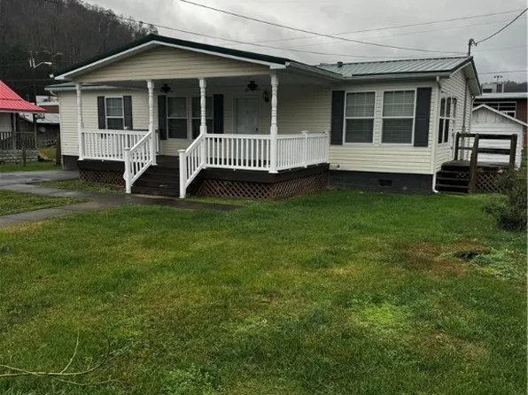 97 Dover Ave, Chapmanville, WV 25508