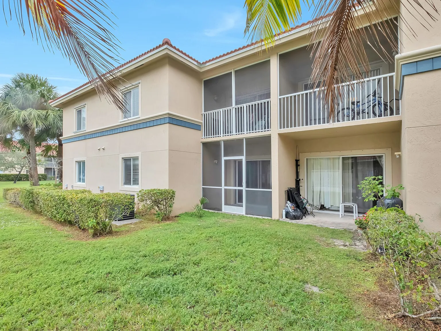 Bright and large 3/2 in WPB with patio!! — Photo 2