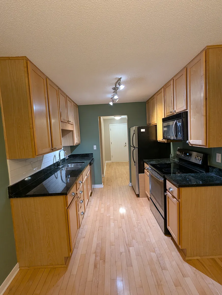 Building Photo - 1770 Bryant Ave S #202