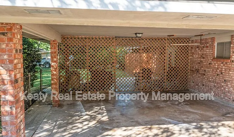 214 Dover Dr — Photo 16
