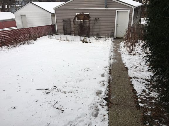 5th image of 1875 Cottage Ave E