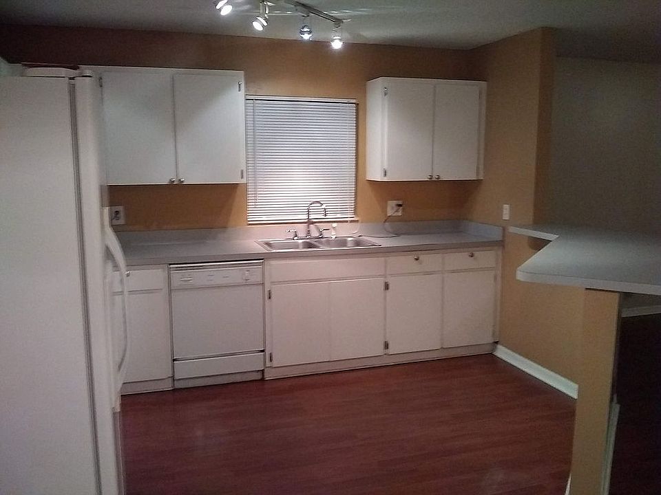 Kitchen & breakfast bar