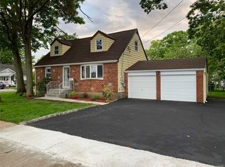 2 Elm Pl, Massapequa Park, NY 11762