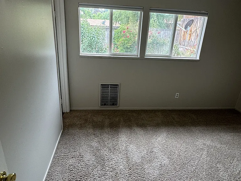 905 Oak St — Photo 7