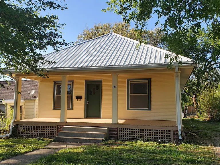 729 Blunt St — Photo 1