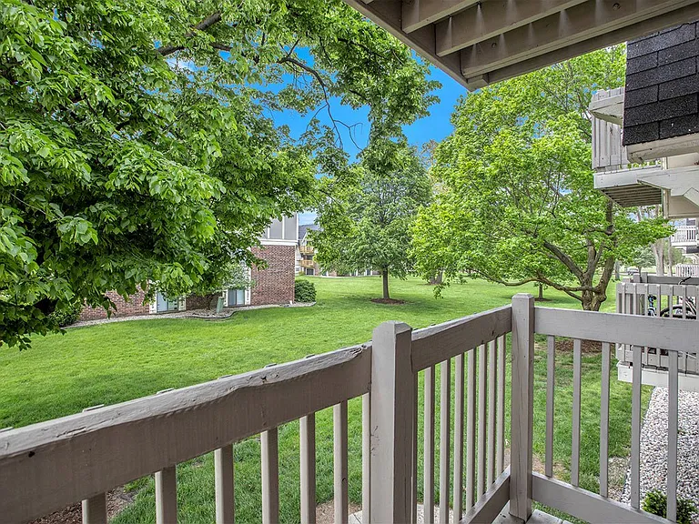 Fairlane Apartments — Photo 59