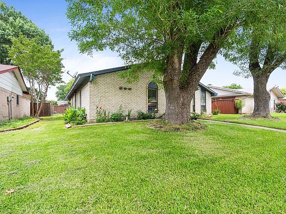 3rd image of 948 Meadowcove Cir