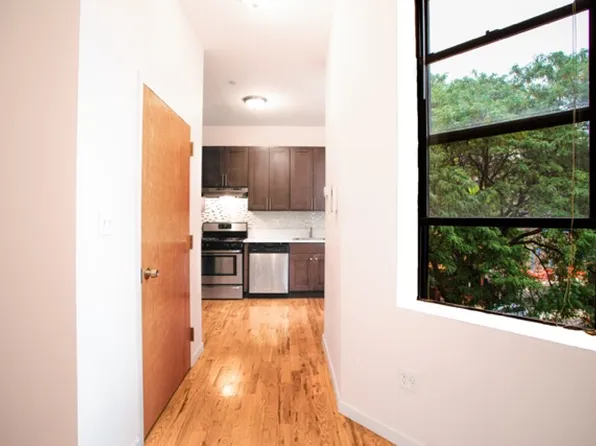 194 Vernon Avenue image 15 of 23