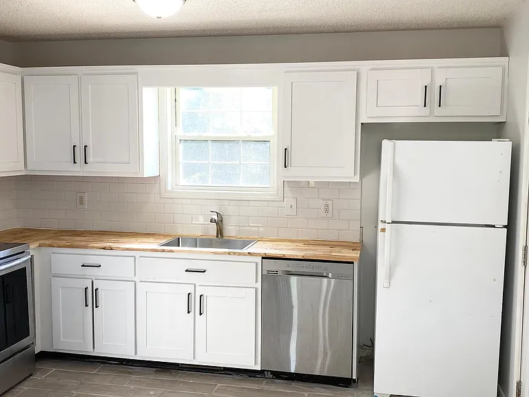 140 Monarch Ln — Photo 4