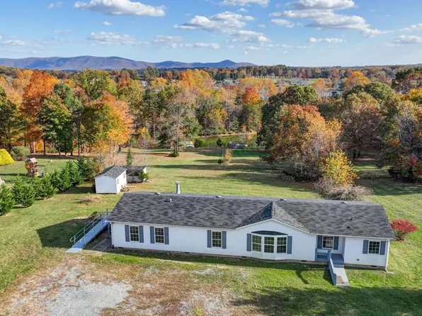 381 Browns Point Dr, Moneta, VA 24121