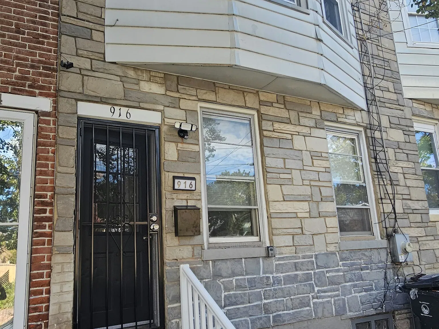 3 bed, 900 sqft, $1,695 — Photo 1