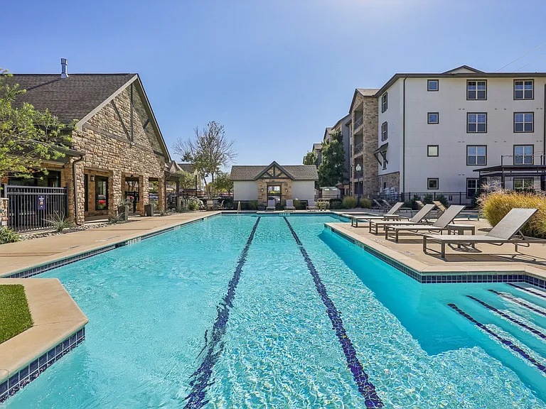 Vine + Vail Townhomes and Apartments — Photo 20