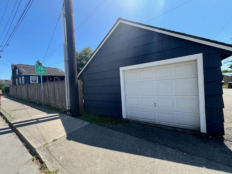 1002 Oakes Ave — Photo 5