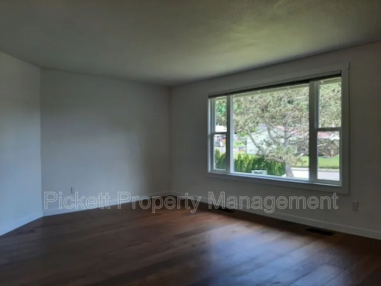 212 NE Torval Canyon Rd — Photo 7