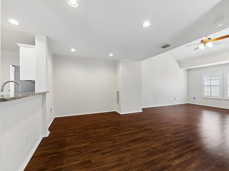 922 W Heights Hollow Ln — Photo 10