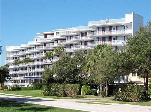 1st image of 935 E Causeway Blvd