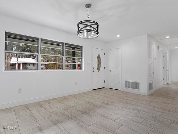 5th image of 231 Woodland Cir