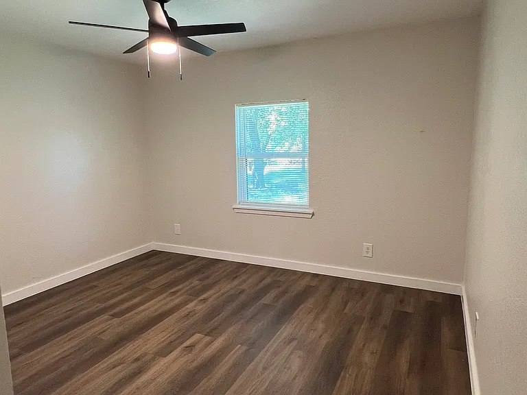 14784 FM 121 — Photo 20