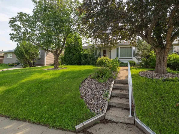 10627 43rd St NW, Edmonton, AB T6A 1V2