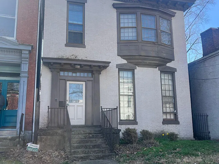 120 E Oak St #1 — Photo 1