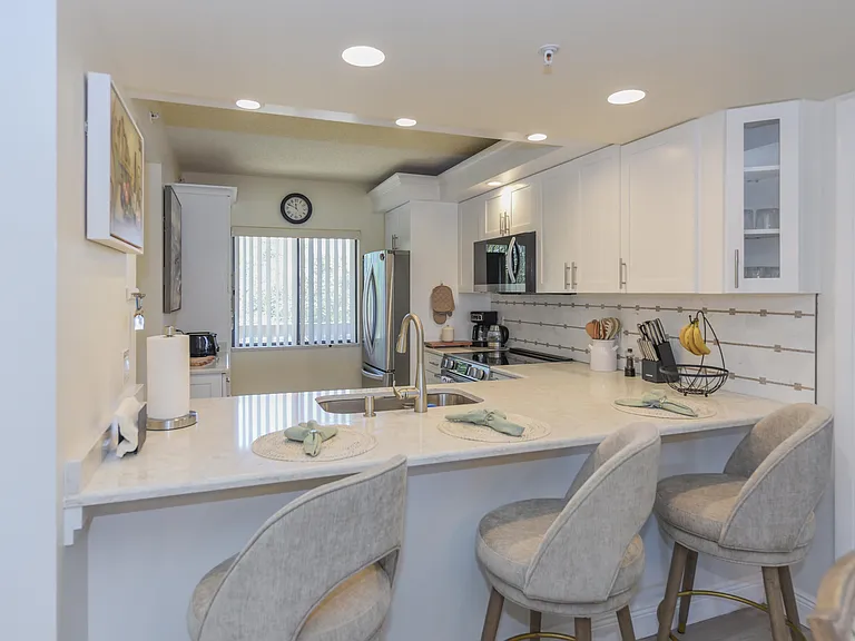 901 Seafarer Cir #302 — Photo 3