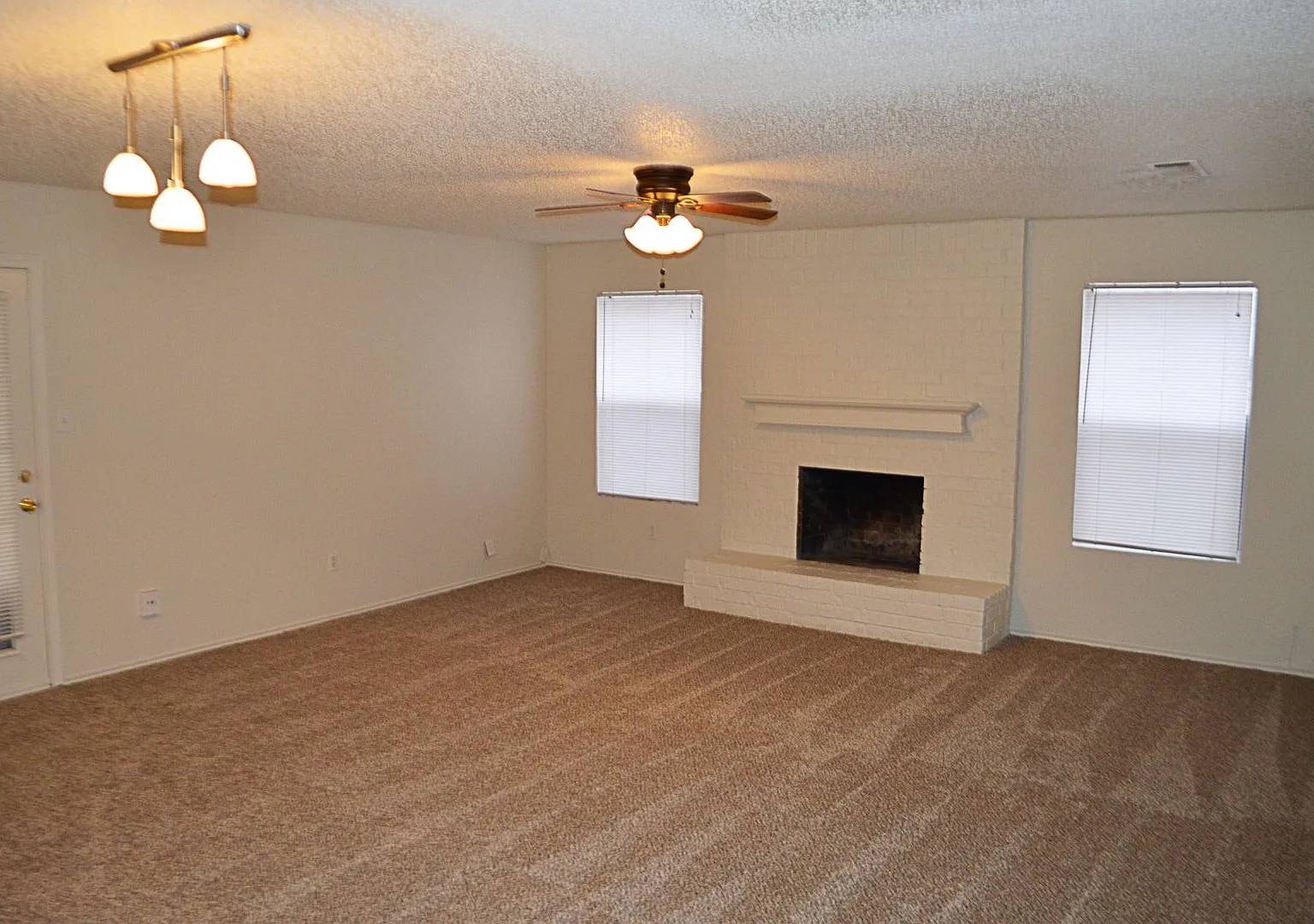 Charming 3/2 with Fireplace & Breakfast Bar - Minutes from I-20 — Photo 2