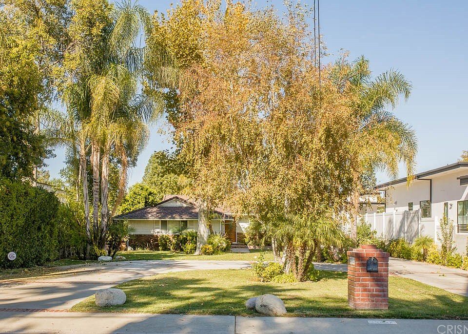 1st image of 22927 Oxnard St