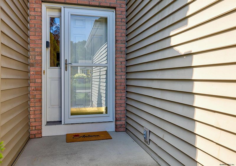 2nd image of 5 SUNDANCE Drive