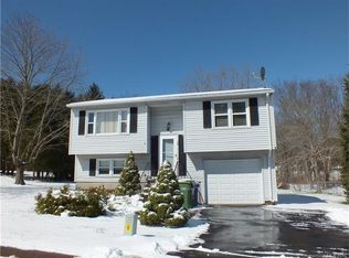 14 Cartpath Dr, Meriden, CT 06450