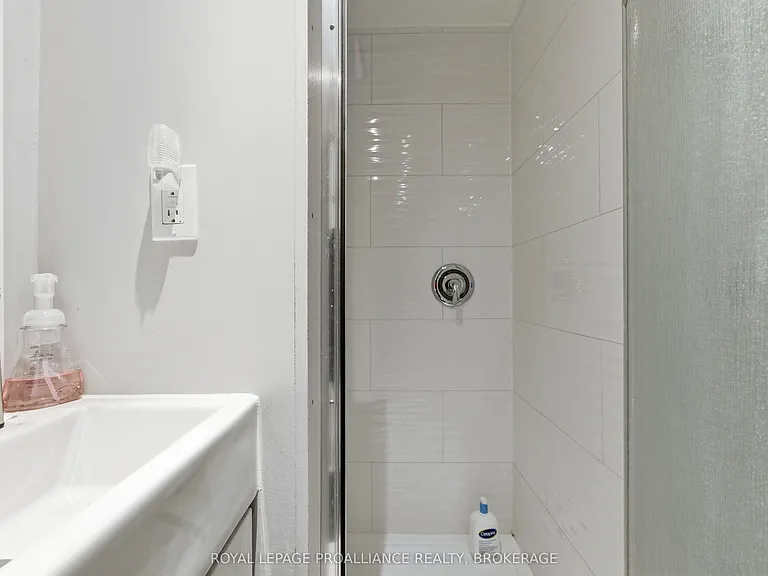 511 Victoria St — Photo 15