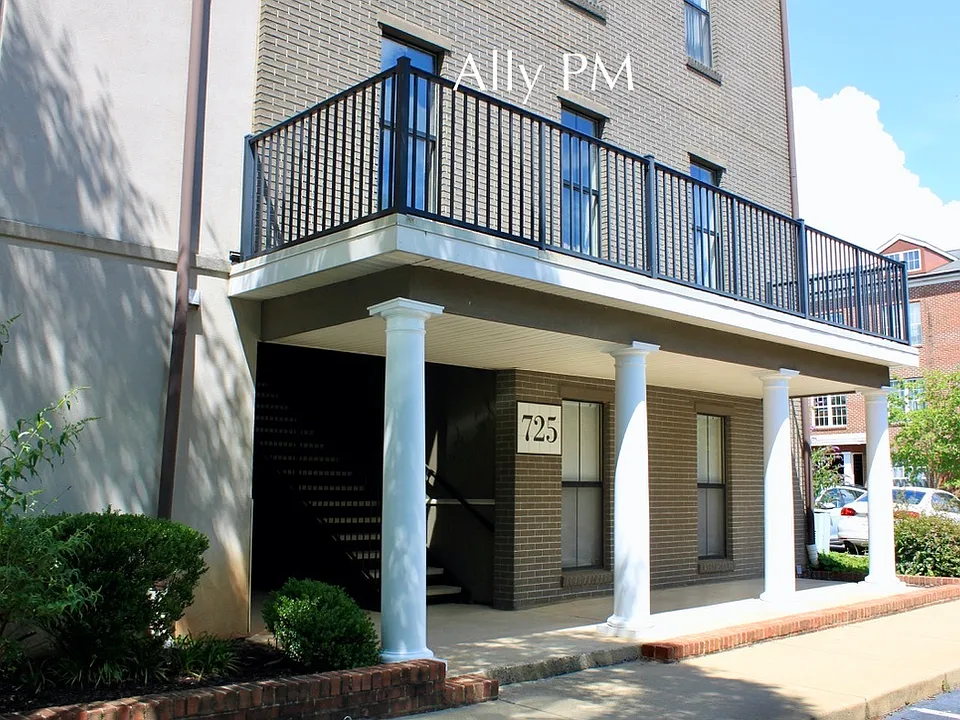 725 Walker Sq #1A
