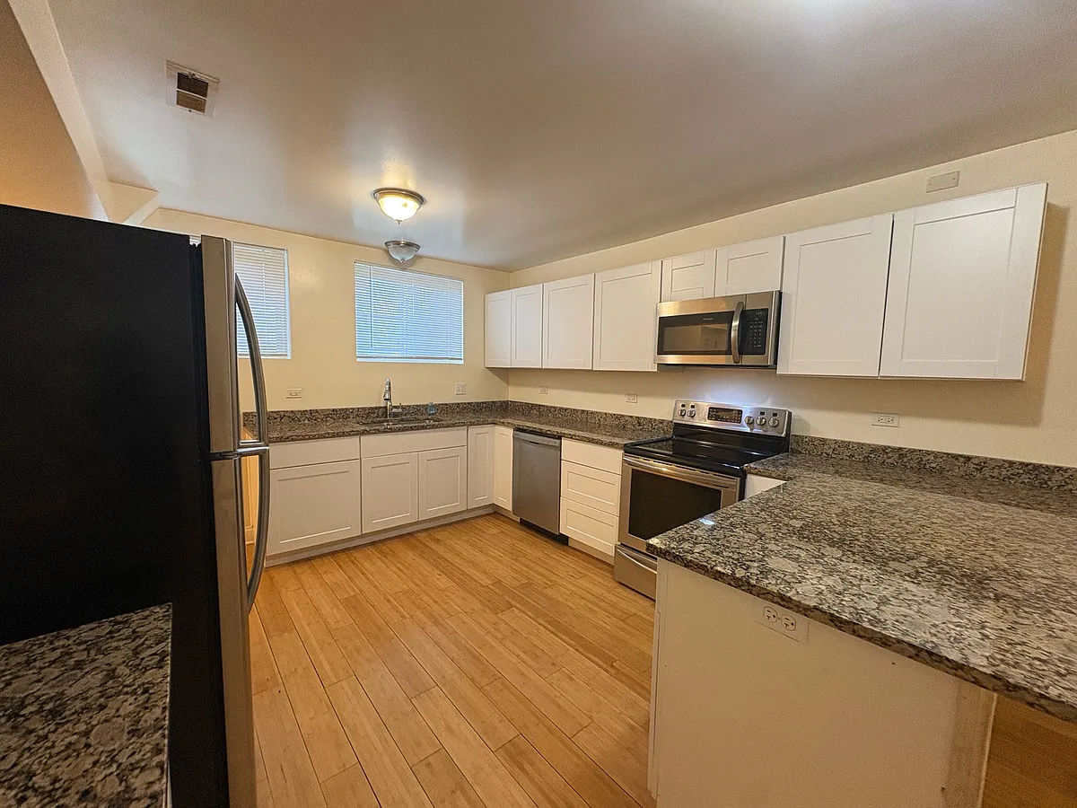 Building Photo - 6530 S Ingleside Ave #B