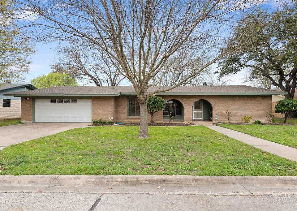 1st image of 302 Evergreen Cir