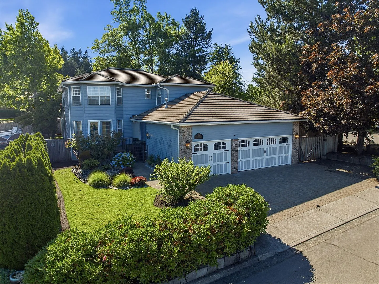 Beautifully Updated Home in Desirable Ridge Lake Park — Photo 1