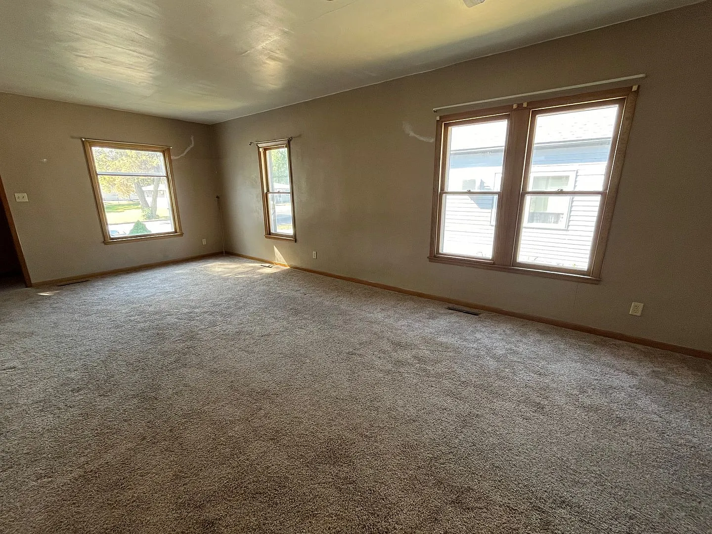 2 Bed 1 Bath + Double Stall Garage — Photo 3