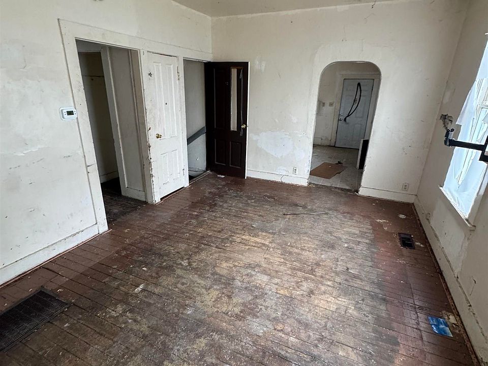 2nd image of 538 W 4th St