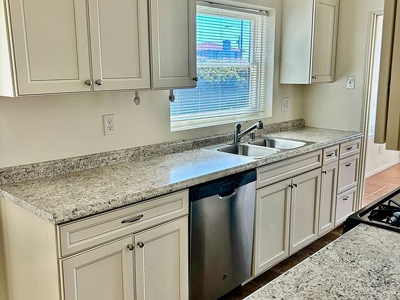5th image of 1070-1072 Diamond St #1070