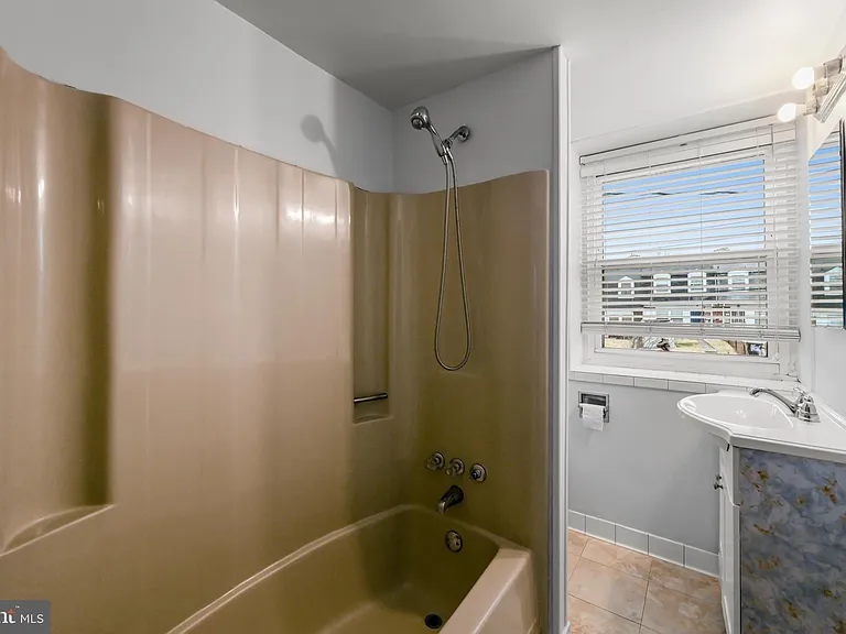 1610 Wentworth Ave — Photo 24