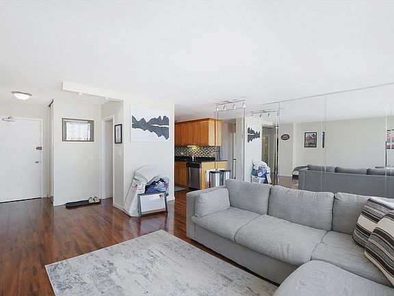 5th image of 1460 Sandburg St #810