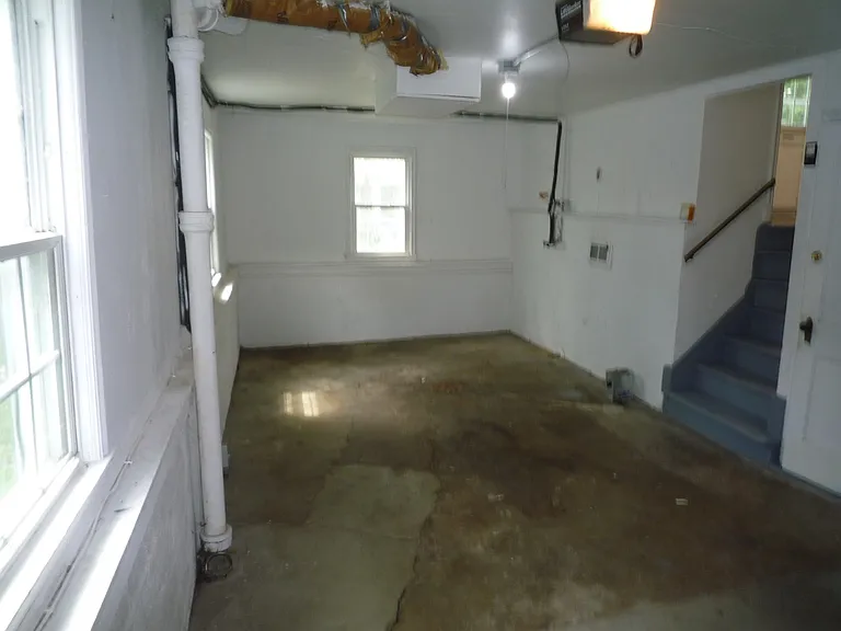 Big garage with easy access to kitchen
